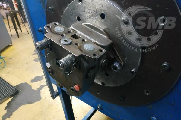 LIEBHERR SILNK OBROTU KOPARKI FMF045