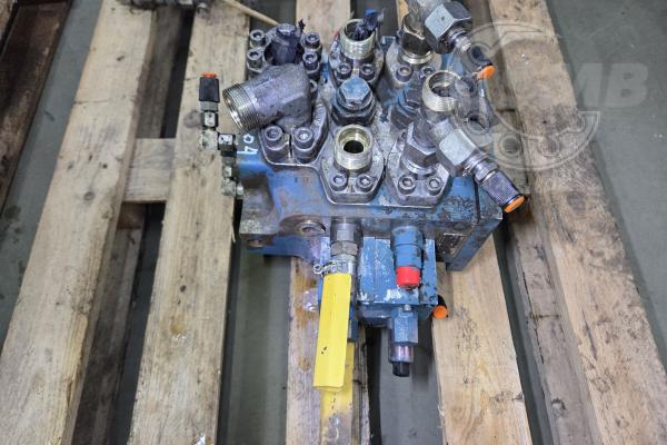 Kompaktor Bomag BC 572 RB - rozdzielacz  -M5-1106-00/2M6-22W21