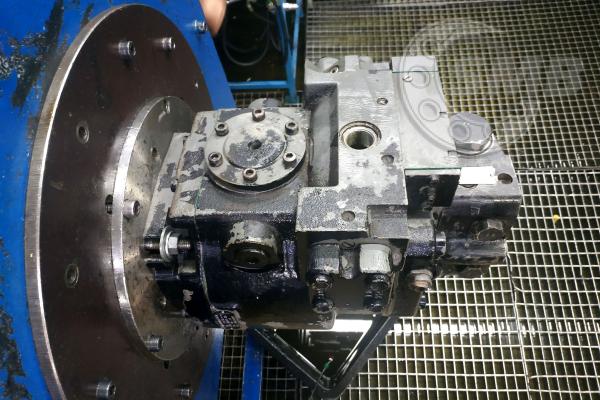 LIEBHERR SILNIK JAZDY KOPARKI LMV140