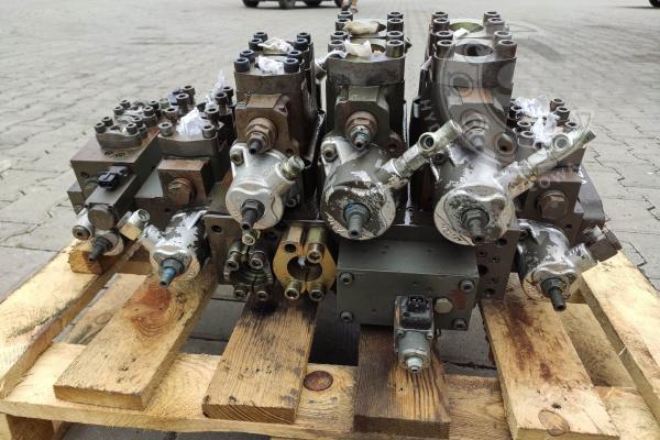 Rozdzielacz Linde Liebherr R924