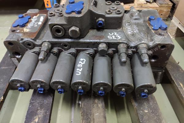 Rozdzielacz Liebherr  M8-1405-00/7M8-22 - na części