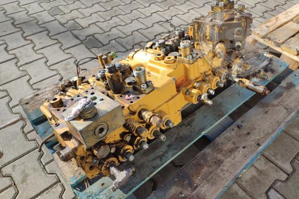 Cat320 Rozdzielacz 107-7070