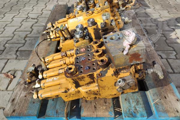 Cat320 Rozdzielacz 107-7070